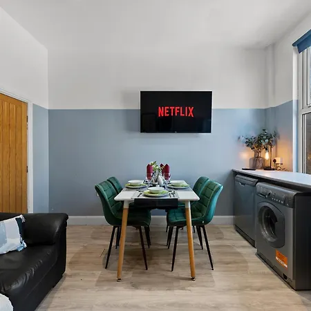 Ideal 4 Bed In Sleeps 8 - Street Parking