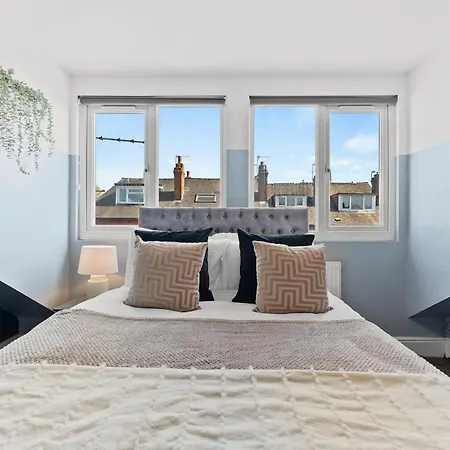Holiday home Ideal 4 Bed In Sleeps 8 - Street Parking