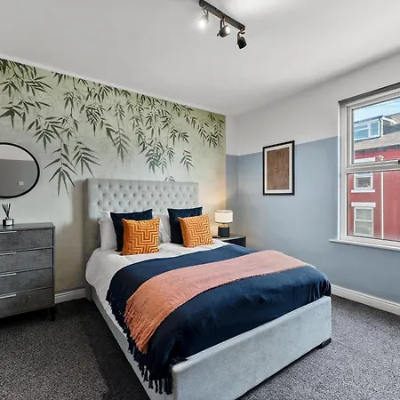 Ideal 4 Bed In Sleeps 8 - Street Parking Holiday home Leeds (West Yorkshire)