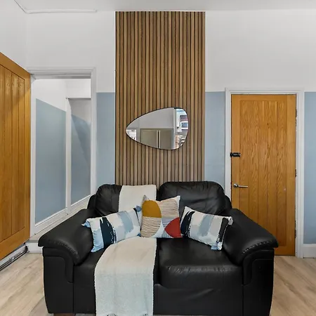 Ideal 4 Bed In Sleeps 8 - Street Parking Holiday home