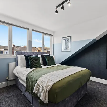 Ideal 4 Bed In Sleeps 8 - Street Parking Holiday home *