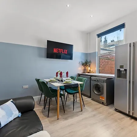 Ideal 4 Bed In Sleeps 8 - Street Parking *