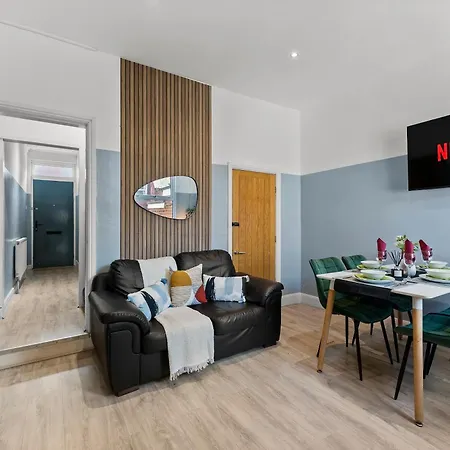 Ideal 4 Bed In Sleeps 8 - Street Parking