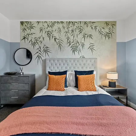 Ideal 4 Bed In Sleeps 8 - Street Parking Holiday home Leeds (West Yorkshire)