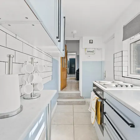Ideal 4 Bed In Sleeps 8 - Street Parking * Leeds (West Yorkshire)