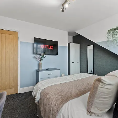 Holiday home Ideal 4 Bed In Sleeps 8 - Street Parking Leeds (West Yorkshire)