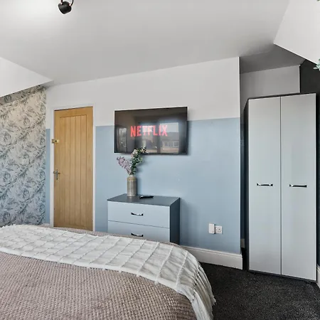 Ideal 4 Bed In Sleeps 8 - Street Parking * Leeds (West Yorkshire)