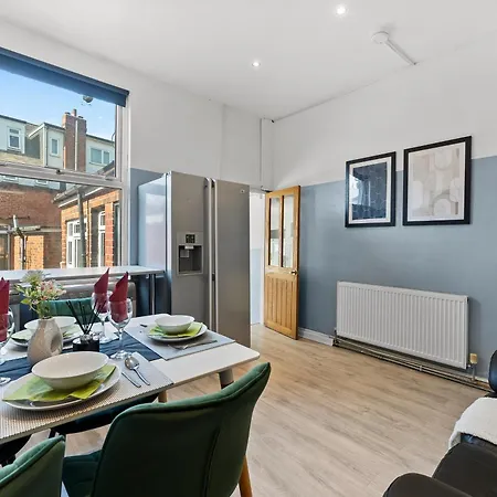 Ideal 4 Bed In Sleeps 8 - Street Parking Holiday home *