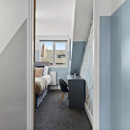 Ideal 4 Bed In Sleeps 8 - Street Parking *