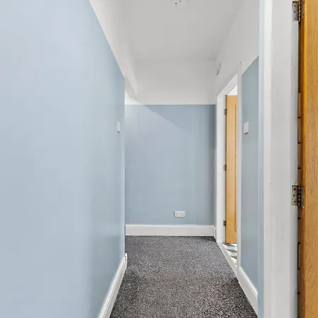 Ideal 4 Bed In Sleeps 8 - Street Parking Holiday home Leeds (West Yorkshire)