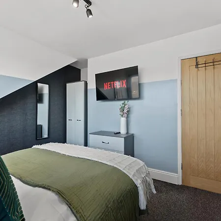 Ideal 4 Bed In Sleeps 8 - Street Parking Leeds (West Yorkshire)