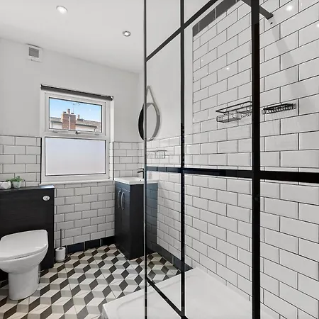 Ideal 4 Bed In Sleeps 8 - Street Parking Holiday home