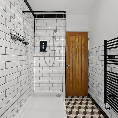 Ideal 4 Bed In Sleeps 8 - Street Parking