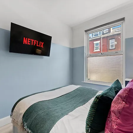 Ideal 4 Bed In Sleeps 8 - Street Parking *