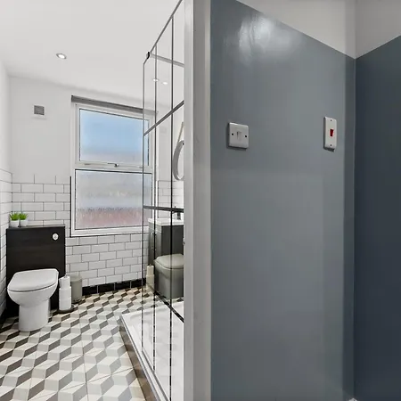 Ideal 4 Bed In Sleeps 8 - Street Parking Leeds (West Yorkshire)