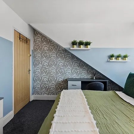 Ideal 4 Bed In Sleeps 8 - Street Parking Leeds (West Yorkshire)