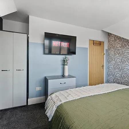 Holiday home Ideal 4 Bed In Sleeps 8 - Street Parking Leeds (West Yorkshire)