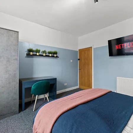 Ideal 4 Bed In Sleeps 8 - Street Parking *