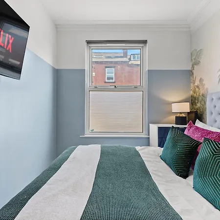 Ideal 4 Bed In Sleeps 8 - Street Parking * Leeds (West Yorkshire)