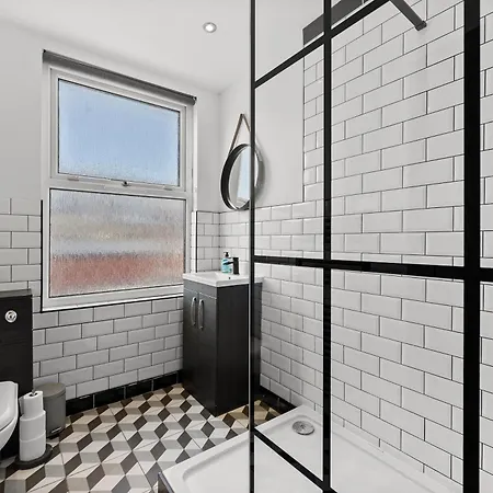 Ideal 4 Bed In Sleeps 8 - Street Parking * Leeds (West Yorkshire)