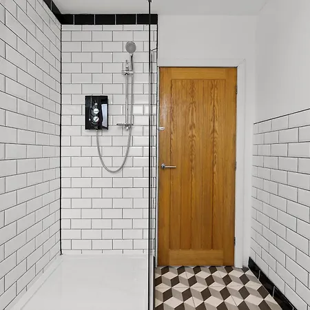 Ideal 4 Bed In Sleeps 8 - Street Parking