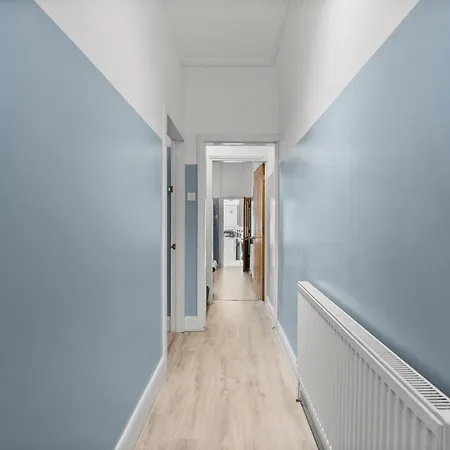 Ideal 4 Bed In Sleeps 8 - Street Parking Leeds (West Yorkshire)