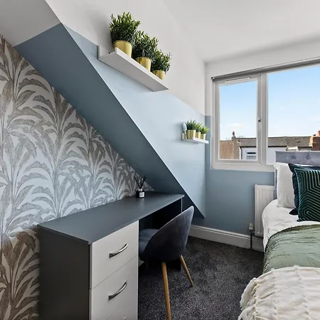 Holiday home Ideal 4 Bed In Sleeps 8 - Street Parking Leeds (West Yorkshire)