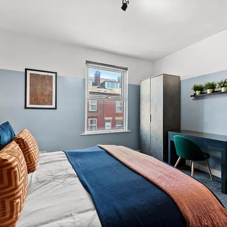 Ideal 4 Bed In Sleeps 8 - Street Parking Holiday home