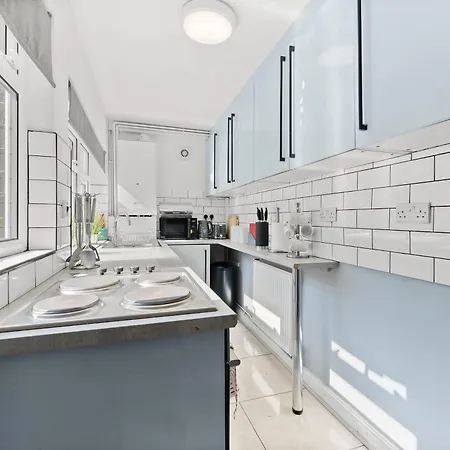Ideal 4 Bed In Sleeps 8 - Street Parking *