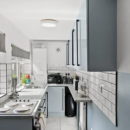 Ideal 4 Bed In Sleeps 8 - Street Parking Holiday home Leeds (West Yorkshire)