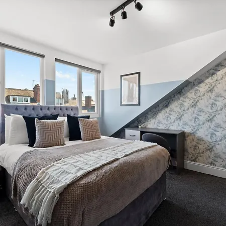 Ideal 4 Bed In Sleeps 8 - Street Parking *