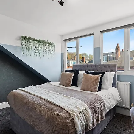 Ideal 4 Bed In Sleeps 8 - Street Parking * Leeds (West Yorkshire)